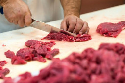 Người đàn ông ngủ mơ đang thái thịt, tỉnh dậy thấy "của quý" đứt lìa