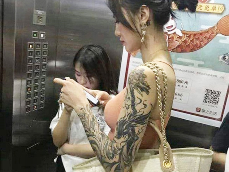 Làm đẹp - "Nữ thần thang máy" đi đầu trào lưu chị em xăm kín người "đẹp mà không hư"