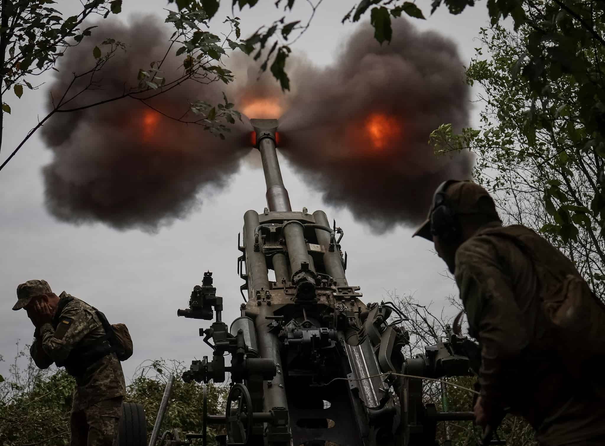 Lính Ukraine bắn lựu pháo M777 của Mỹ từ tỉnh Kharkiv (Ukraine). Ảnh: Reuters