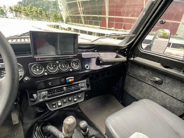 Tay chơi Việt chi gần 900 trăm triệu nâng cấp xe UAZ 469 - 9