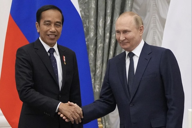 Tổng thống Indonesia Joko Widodo (trái) bắt tay với ông Putin tại Moscow vào ngày 30/6/2022.
