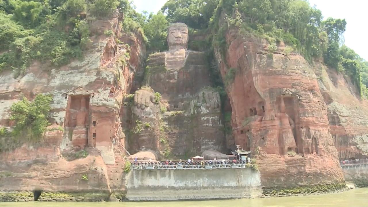 Tượng Phật khổng lồ lộ diện hoàn toàn do hạn hán kéo dài (ảnh: Hoàn Cầu)