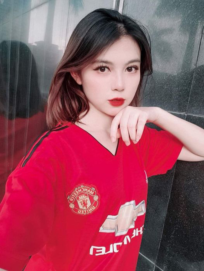 Hot girl Phương Oanh nhận được nhiều sự yêu mến của cộng đồng fan MU ở Việt Nam.
