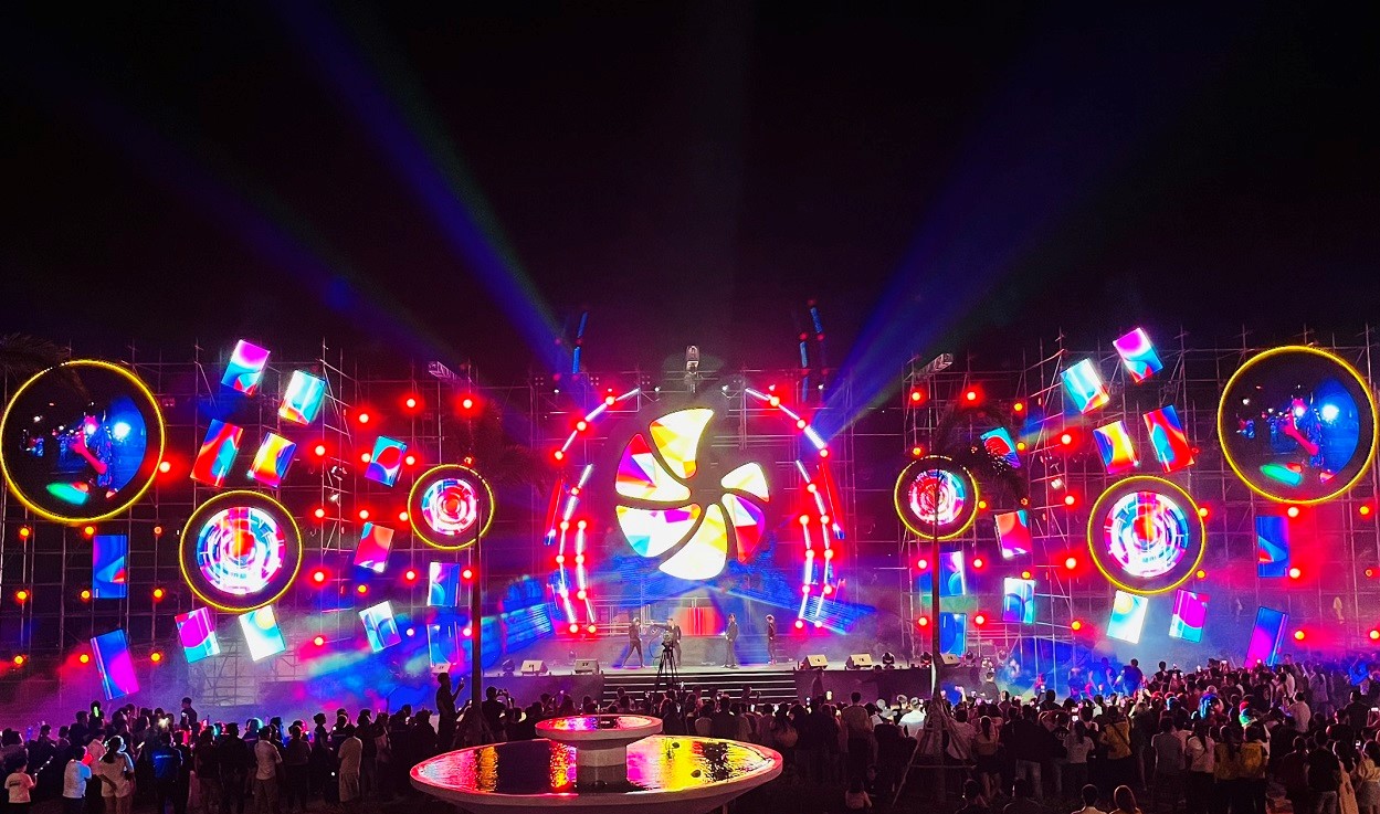 Đại nhạc hội hoành tráng và sôi động hứa hẹn sẽ làm bùng nổ sân khấu Charm Resort Hồ Tràm (Hình minh họa)