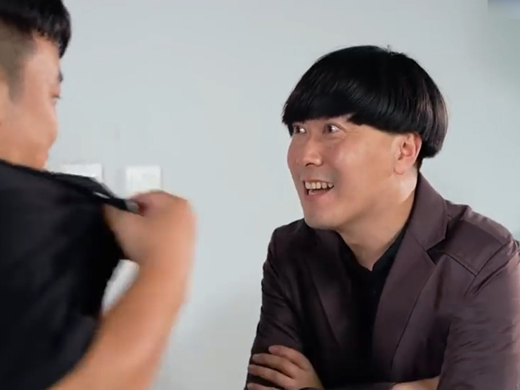 Clip hài hước - Chàng trai kể chuyện chân thực đến mức bị... đuổi việc