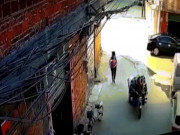 Phi thường - kỳ quặc - Video: Thót tim khoảnh khắc người phụ nữ bị xe đẩy rơi trúng người khi đang cõng cháu