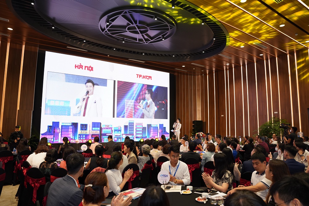 Một sự kiện giới thiệu dự án tại Long An của MIKGroup thu hút hàng trăm khách hàng Hà Nội tham gia.