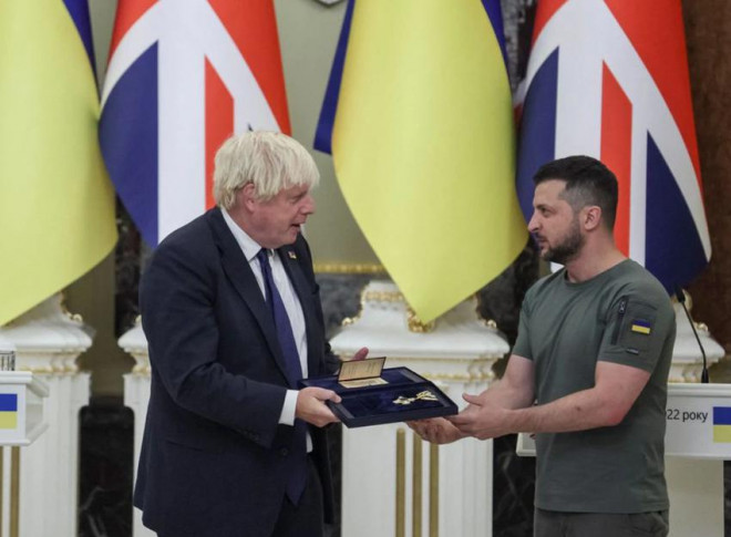 Tổng thống Ukraine - ông Volodymyr Zelensky trao Huân chương Tự do cho Thủ tướng Anh Boris Johnson. Ảnh: REUTERS