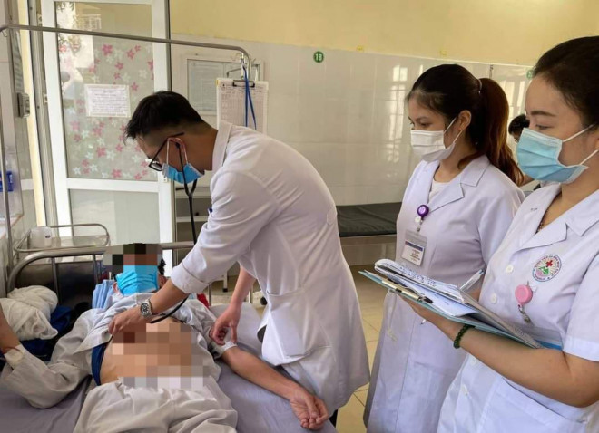 Các bác sĩ Bệnh viện Đa khoa Mộc Châu thăm khám cho bệnh nhân bị ong đốt. Ảnh BVCC