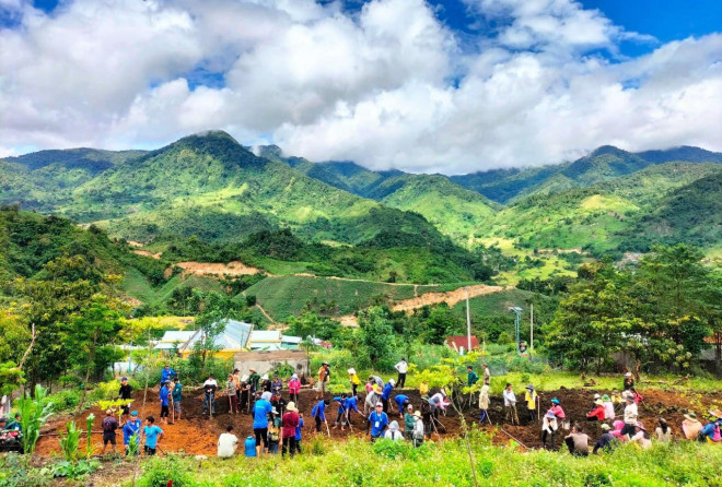 Năm nay, trong Chiến dịch Mùa hè xanh , các tình nguyện viên của nhóm Hand in hand lựa chọn dừng chân ở thôn Long Túc (xã Trà Nam, huyện miền núi Nam Trà My, Quảng Nam).