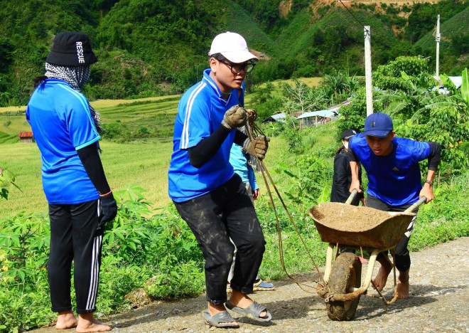 Để thực hiện được công trình, các tình nguyện viên phải san bằng 450m2 diện tích đồi dốc với nhiều cây to, đá to… Theo Đặng Ngọc Sơn - trưởng nhóm Hand in hand, việc san lấp mặt bằng, vận chuyển vật liệu gặp nhiều khó khăn, bất lợi.