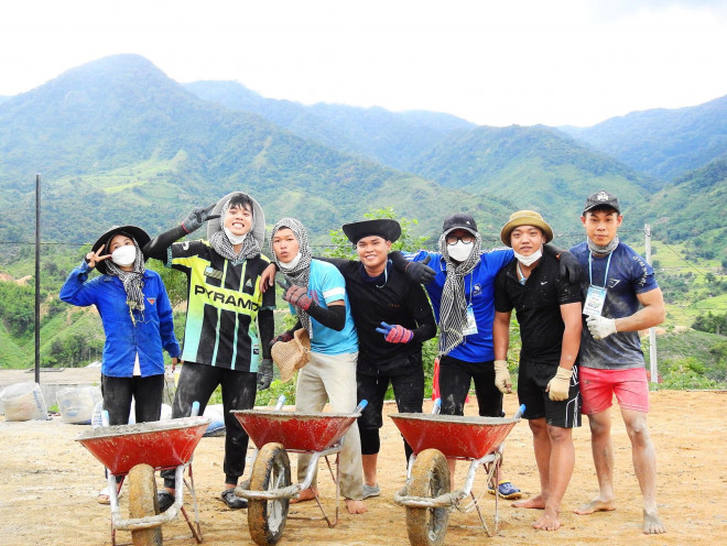 Từ cổng thôn, các tình nguyện viên phải cuốc bộ gần 3km để vào đến trường Tiểu học Long Túc. Trước đó, nhóm đã có chuyến tiền trạm. Sau khi làm việc với Đoàn xã, nhóm quyết định hỗ trợ địa phương thực hiện công trình khu vui chơi cho trẻ em.