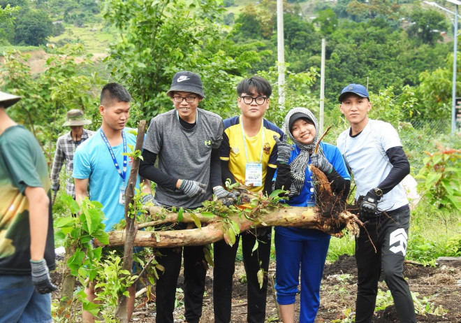 Trong quá trình thi công, nhóm cũng nhận được sự hỗ trợ của bà con địa phương. Tuy nhiên, vì đang trúng mùa gặt nên bà con cũng không hỗ trợ được nhiều. Các tình nguyện viên phải làm việc liên tục bất kể mưa gió để cố gắng đẩy nhanh tốc độ công trình .