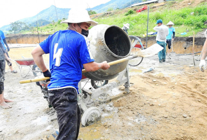 Địa hình dốc của xã Trà Nam thật sự là một điều khó khăn với các tình nguyện viên khi thực hiện công trình khu vui chơi này. Tất cả đều phải dùng sức người, công cụ lao động còn thiếu không đủ đáp ứng khiến khối lượng công việc tăng lên”, Sơn kể.