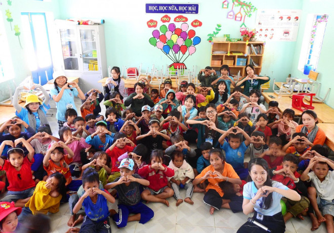 Bên cạnh xây khu vui chơi, các tình nguyện viên của nhóm Hand in hand còn tổ chức nhiều lớp học văn hóa và kỹ năng thú vị cho các em học sinh ở đây. Ngoài ra, nhóm cũng tổ chức các hoạt động an sinh xã hội cho bà con và trẻ em ở thôn Long Túc như: chiếu phim, văn nghệ giao lưu, lửa trại, tặng áo quần, gấu bông, quạt điện và nhu yếu phẩm cho người dân...