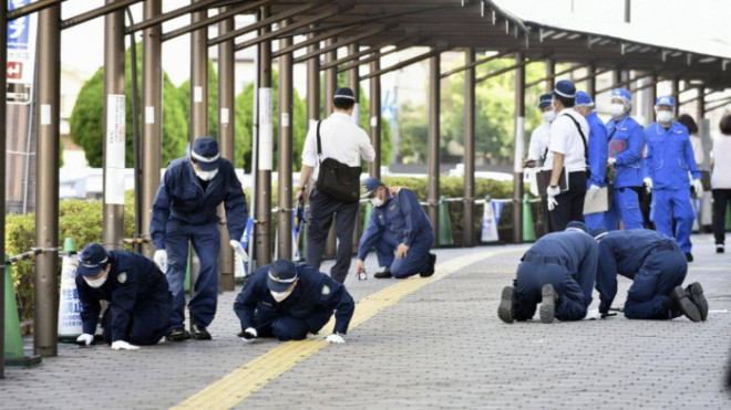 Cảnh sát Nhật Bản rò tìm các mảnh đạn tại hiện trường vụ ám sát cựu Thủ tướng Nhật Bản Abe Shinzo. Ảnh - Kyodo