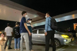 Tin tức trong ngày - "Xe dù" ngang nhiên chèo kéo, "quây" hành khách tại sân bay Tân Sơn Nhất