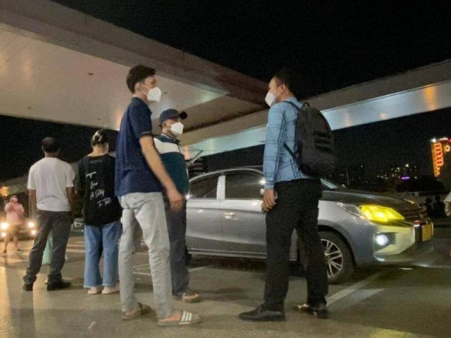 Tin tức trong ngày - "Xe dù" ngang nhiên chèo kéo, "quây" hành khách tại sân bay Tân Sơn Nhất