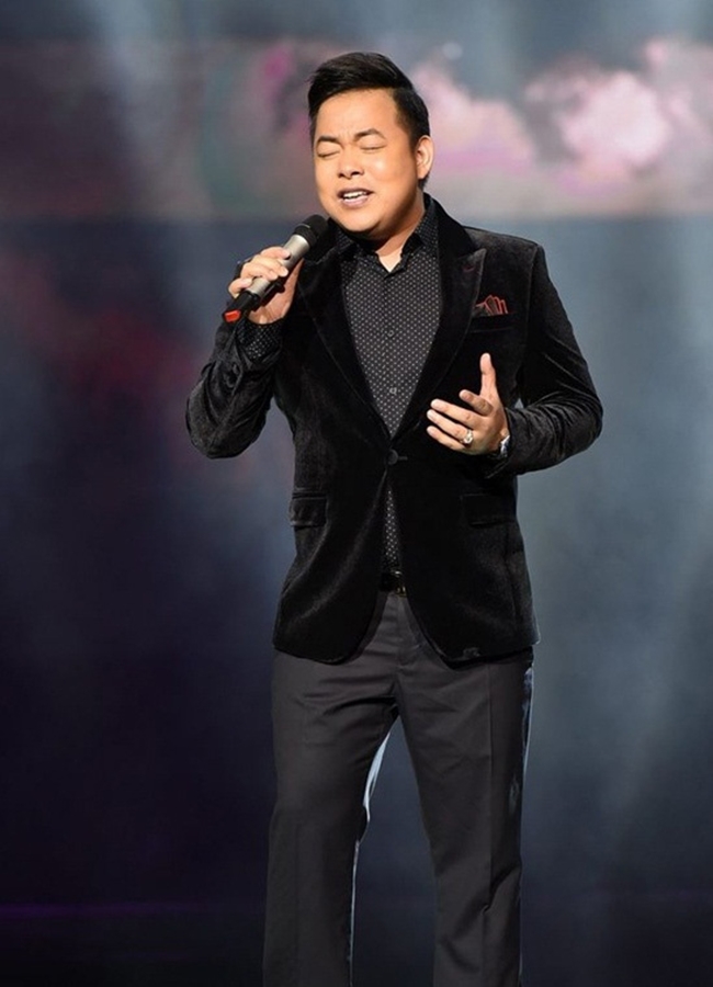 Quang Lê được biết đến là nam ca sĩ đắt show trong nước và hải ngoại. Sau nhiều năm hoạt động giải trí, giọng ca “Về đâu mái tóc người thương” có cát-xê và khối tài sản khiến nhiều người ngưỡng mộ.&nbsp;
