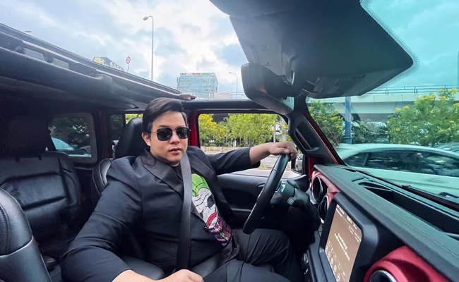 Chính vì vậy, nam ca sĩ có cuộc sống dư dả với biệt thự tiền tỷ, dàn xe sang của các thương hiệu xe hơi trứ danh, đồ dùng hàng hiệu, nhẫn kim cương…&nbsp;

