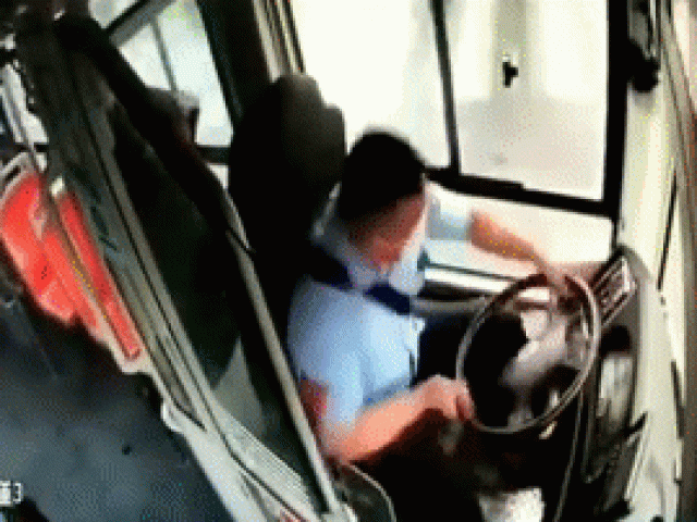 Clip: Bị xe tải tông kinh hoàng, tài xế xe buýt văng khỏi xe