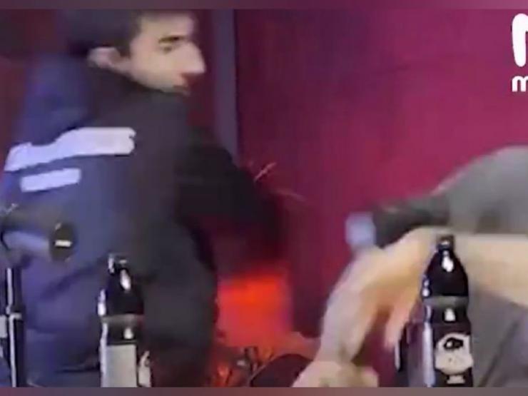 Thể thao - Võ sĩ chơi bẩn đe dọa người khác, rút súng bắt đối thủ "quỳ xin thua"