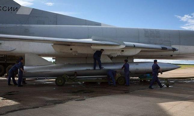 Tên lửa Kh-22 được lắp đặt trên Tu-22M3. Ảnh: Russian Planes