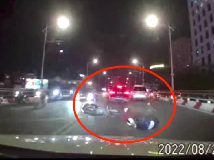Tin tức trong ngày - Clip: Chạy xe lách qua 2 ô tô trên cầu, “biker" gặp nạn, mô tô lộn santo