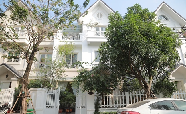 Bên cạnh đó, anh còn sở hữu 1 căn biệt thự 20 tỷ với nội thất đắt đỏ, sang chảnh.&nbsp;
