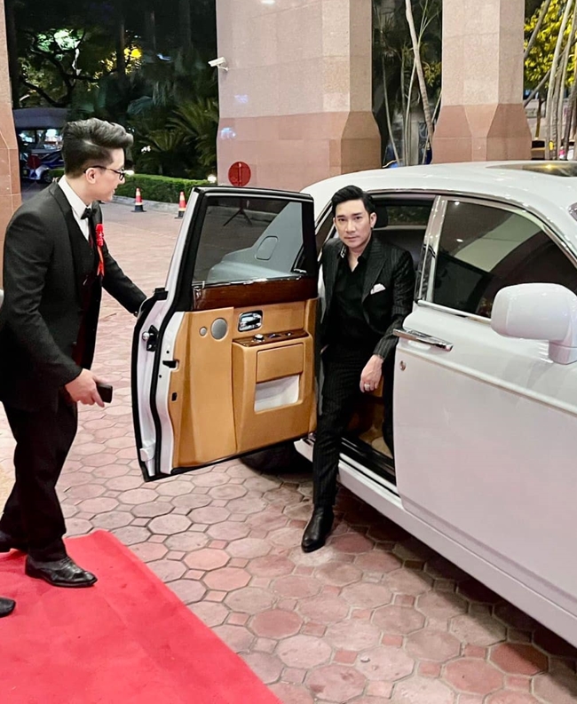 Ngoài bất động sản, Quang Hà còn sở hữu loạt siêu xe đắt tiền như chiếc Bentley Mulsanne trị giá 24 tỷ đồng, anh thường lái tới tham gia các sự kiện và đi hát.
