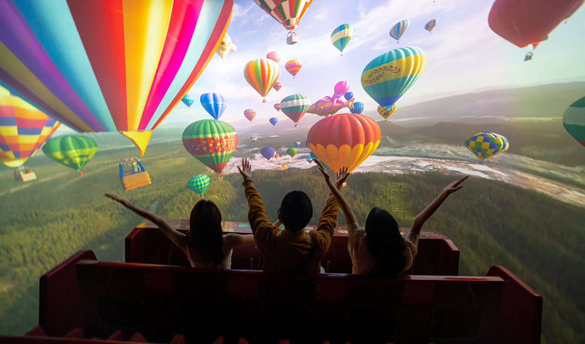 Rạp phim Airship với công nghệ hiện đại, đưa du khách viễn du tới những vùng đất xa xôi, kỳ thú.