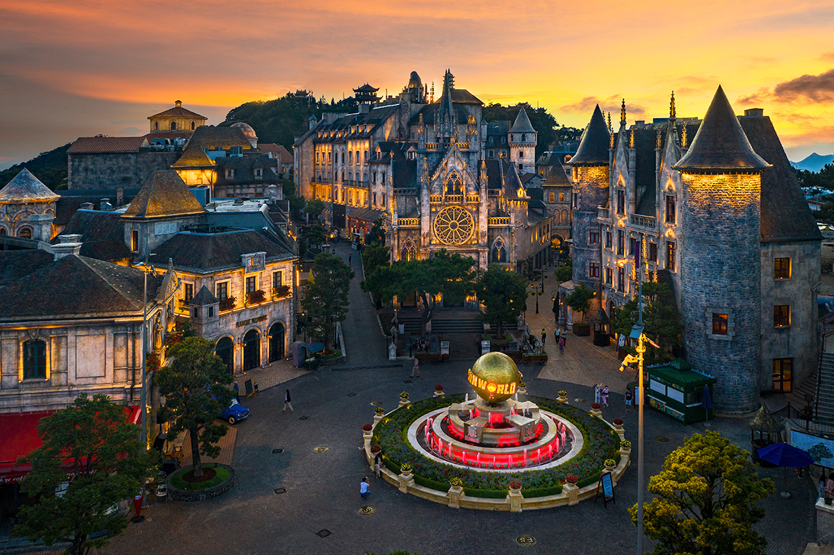 Làng Pháp ở Sun World Ba Na Hills trong ráng chiều.
