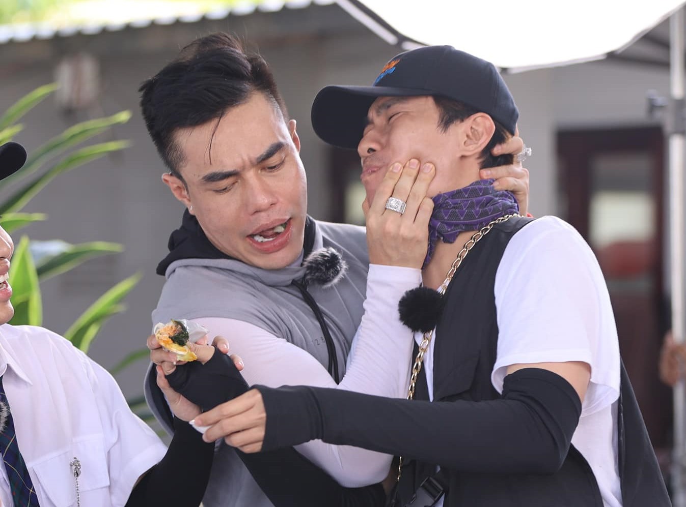 Kiều Minh Tuấn ném chai nước trước mặt Lê Dương Bảo Lâm trên sóng truyền hình - 2