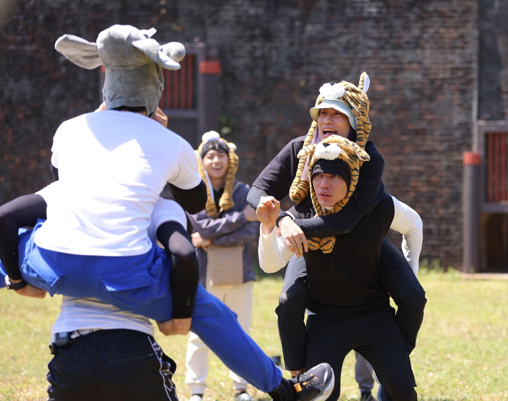 Trước đó, cả hai vẫn có mối quan hệ thân thiết, là cặp đôi gây hài nhiều nhất chương trình