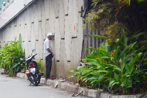 Phạt tiền từ 150.000 đồng đến 250.000 đồng đối với hành vi vệ sinh cá nhân (tiểu tiện, đại tiện) không đúng nơi quy định - Ảnh minh hoạ: Hoàng Triều