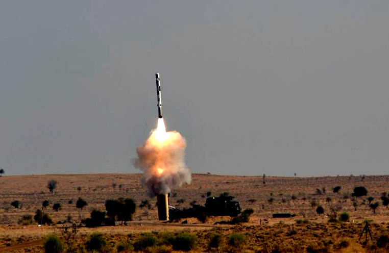 Ấn Độ khai hỏa tên lửa siêu thanh BrahMos (ảnh: India Today)