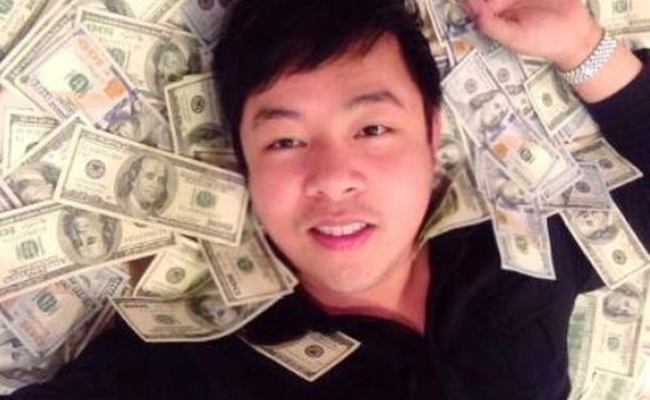 Anh cũng không ngần ngại khoe cảnh nằm trên xấp tiền trị giá hơn 10.000 USD.
