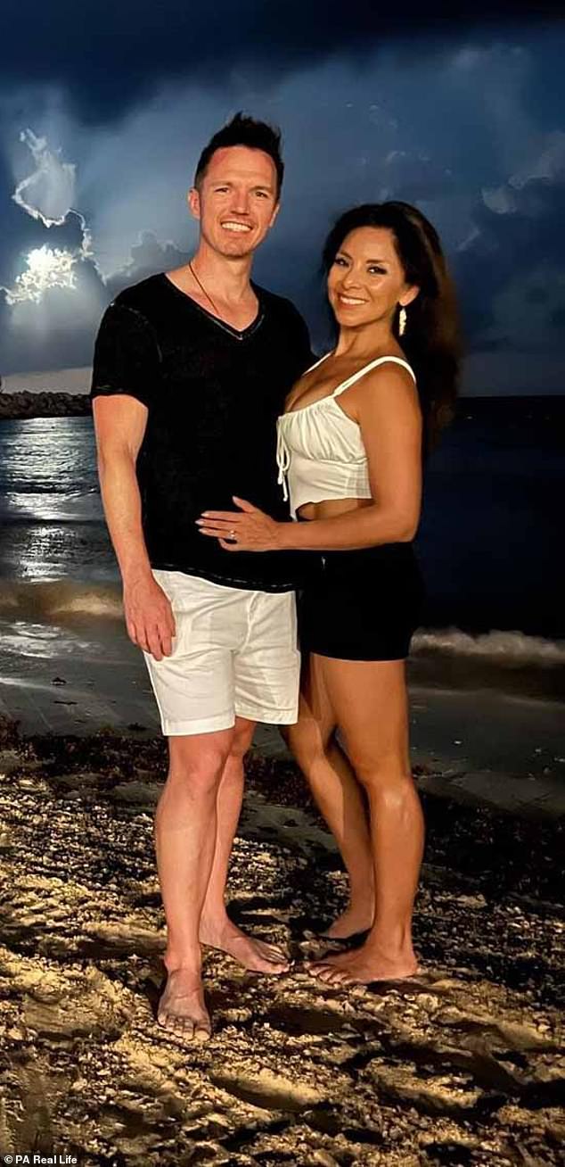 Sabrina cùng chồng, James 40 tuổi, tìm thấy niềm đam mê giải cứu những người đi lạc và những con mèo đang gặp khó khăn.
