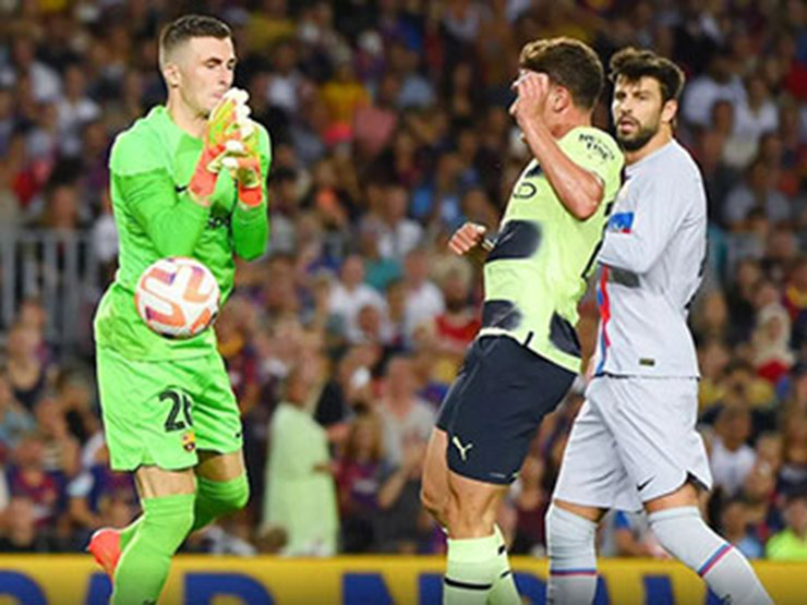 Bóng đá - Khó đỡ thủ môn Barca có pha "gà đẻ trứng", biếu Man City bàn thắng hài hước