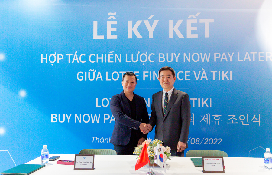 CEO Tiki và CEO LOTTE Finance ký kết hợp tác dịch vụ Buy Now, Pay Later tại trụ sở của Tiki