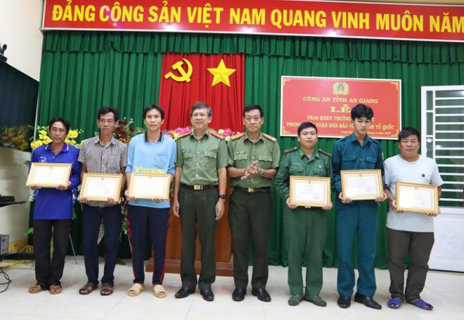 Đại diện Ban Giám đốc Công an tỉnh An Giang tặng bằng khen cho 6 công dân dũng cảm cứu người