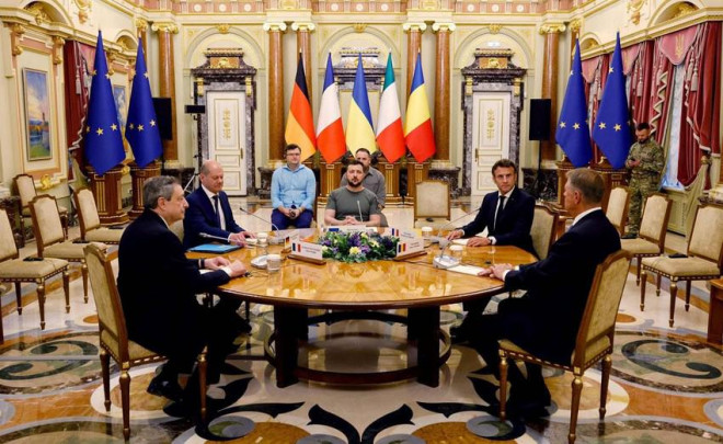 Tổng thống Ukraine Volodymyr Zelensky (giữa) gặp một số lãnh đạo châu Âu ở điện Mariinsky thuộc thủ đô Kiev hồi tháng 6. Ảnh: AP