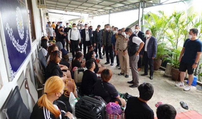 Cảnh sát lấy lời khai những người lao động được cho là bị lừa gạt tại Sihanoukville (Campuchia) vào năm 2022. Ảnh: KHMER TIMES