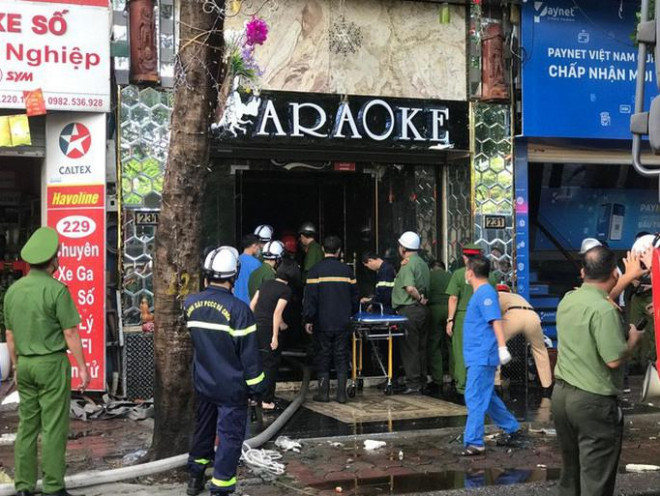 Lực lượng chức năng tiến hành chữa cháy, cứu nạn cứu hộ tại đám cháy quán karaoke lở quận Cầu Giấy làm 3 chiến sĩ hi sinh