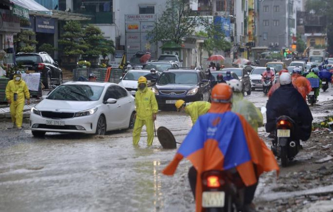Cứ có mưa lớn là nhiều tuyến phố ở Hà Nội lại ngập nặng