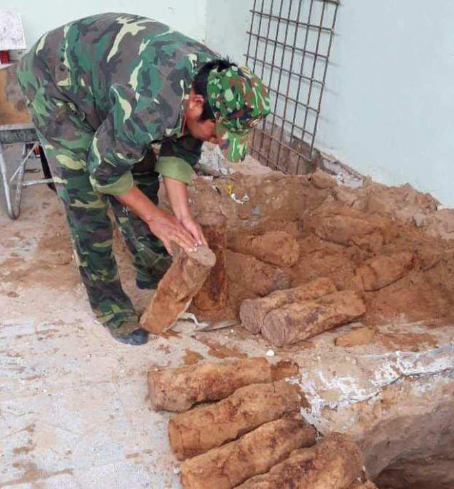 Lực lượng Công binh thu gom 12 quả đạn pháo. Ảnh: Thanh Văn