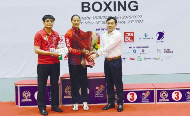 Những vận động viên nữ như Vương Thị Vỹ có thể vừa thi đấu, vừa chăm sóc gia đình.