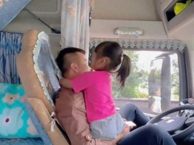 Bạn trẻ - Cuộc sống - Bố mẹ đưa con gái 4 tuổi đi làm cùng trên xe tải chở than gây xôn xao cộng đồng mạng
