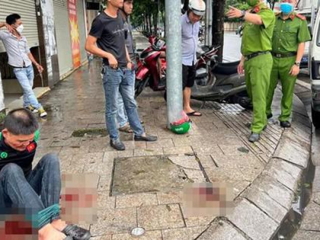 Pháp luật - Dân hô hoán, vây bắt người đàn ông mặc áo Grab có nhiều hàng nóng