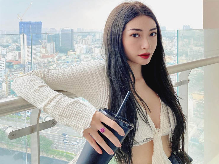 Khổng Tú Quỳnh khoe dáng “mình trắm”, da mịn như nhung với áo “trái tim ngược”